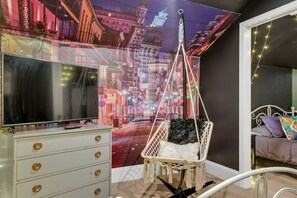 2 habitaciones, escritorio y tabla de planchar con plancha 