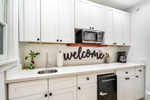 Mikrowelle, Wasserkocher mit Kaffee-/Teezubehör