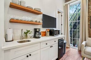 Kühlschrank, Mikrowelle, Wasserkocher mit Kaffee-/Teezubehör