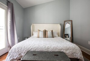 2 slaapkamers, een bureau, een strijkplank/strijkijzer, gratis wifi