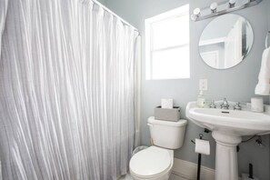 Hair dryer, towels - Farmhouse Cottage | Centrally Located + Streetcars (New Orleans)