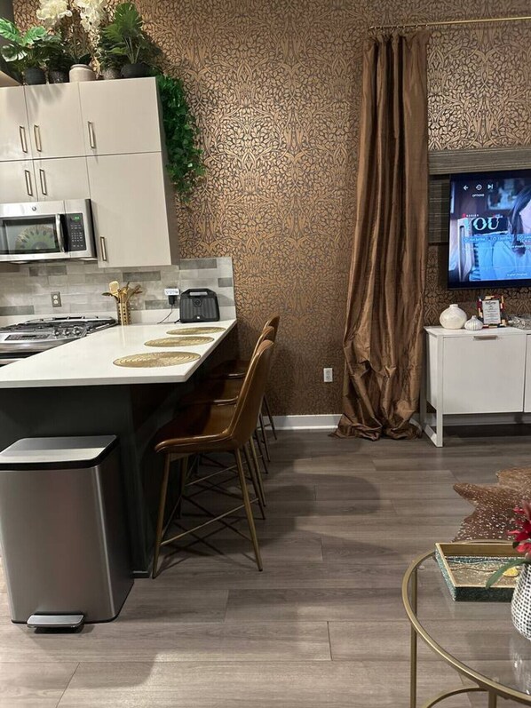 ثلاجة، ميكروويف، فرن، موقد طهي مسطح