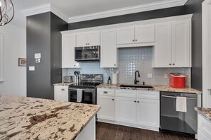 Køleskab, mikrobølgeovn, ovn, kogeplade