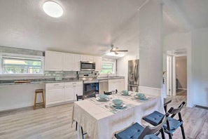 Fridge, microwave, oven, stovetop - Private Dog Park 4mi to Lake/Beach  Legends Run (Marion County)