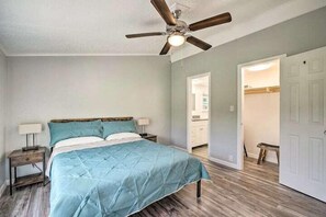 3 bedrooms, desk, travel cot, WiFi - Legends Run by Zen Living (Marion County)