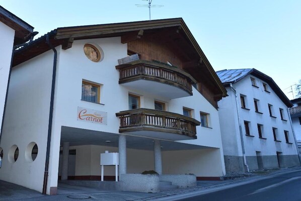Un bâtiment à la façade blanche, doté de balcons et d’une enseigne sur laquelle on peut lire « Carni ».