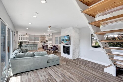 Designer 6 Bedroom | Game Room | 10 Min To Beach!