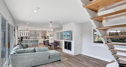 Designer 6 Bedroom | Game Room | 10 Min To Beach!