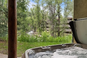 Bain à remous extérieur