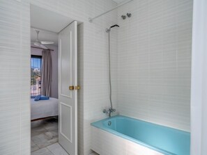 Sèche-cheveux, serviettes fournies