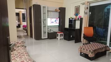 2 bedrooms, iron/ironing board, WiFi