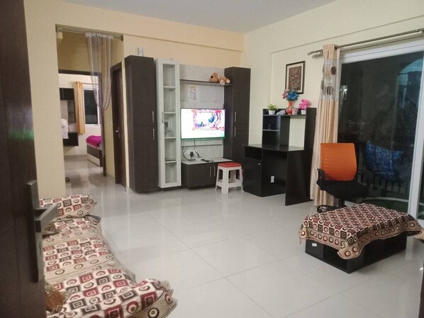 2 bedrooms, iron/ironing board, WiFi