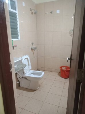 Douche, séchoir à cheveux, savon, shampooing