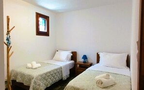 3 chambres, fer et planche à repasser, lit de bébé portatif