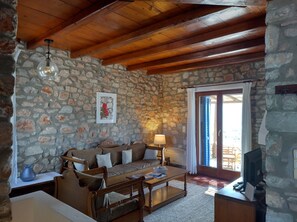 Televisión, chimenea y estéreo