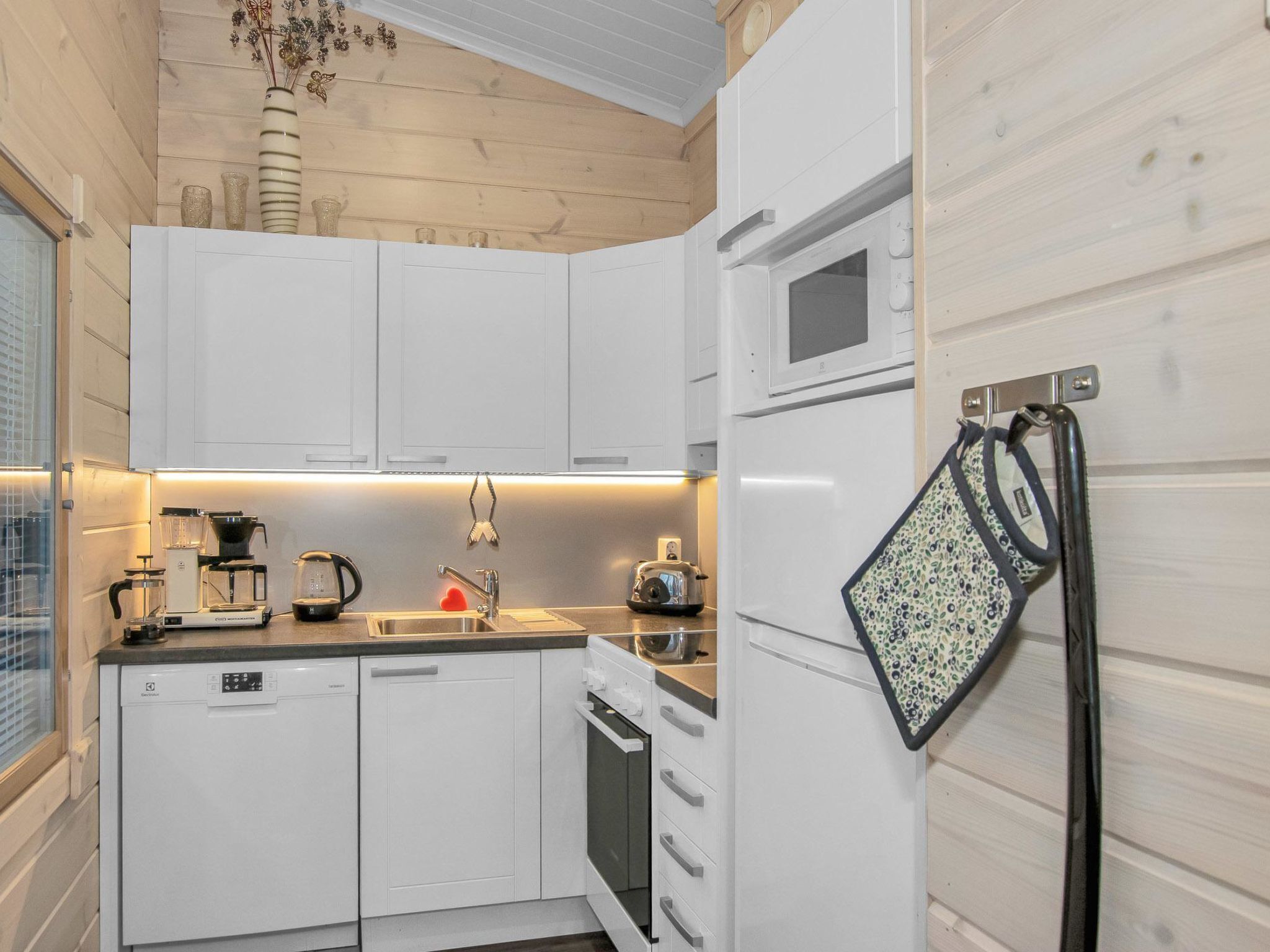 Kühlschrank, Mikrowelle, Geschirrspüler, Kochgeschirr/Geschirr/Besteck