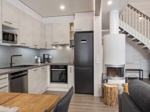 Eine moderne Küche mit Einbauherd, Mikrowelle, Backofen und Kühlschrank.