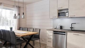 Refrigerador, microondas, lavavajillas y utensilios de cocina