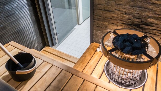 A wooden table with a charcoal grill and a pot. - Kivilahti vuokatti by Interhome (Sotkamo)