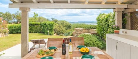 تناول الطعام بالخارج