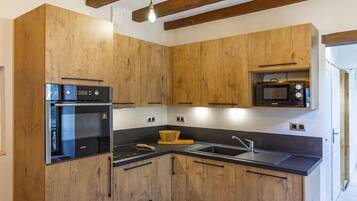 Een koelkast, een magnetron, een oven, een kookplaat