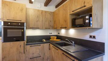 Een koelkast, een magnetron, een oven, een kookplaat