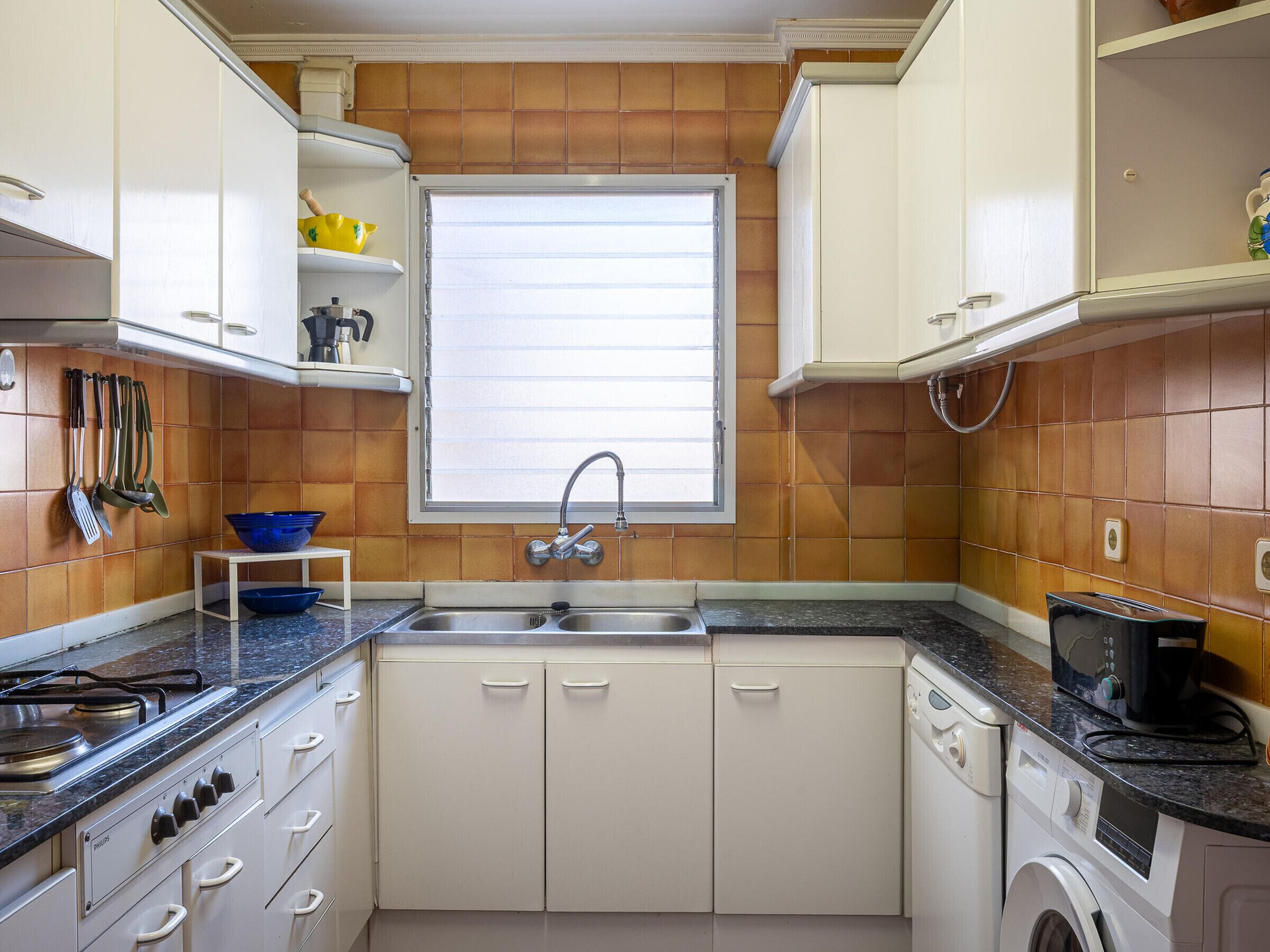 Microwave, stovetop, dishwasher, coffee/tea maker