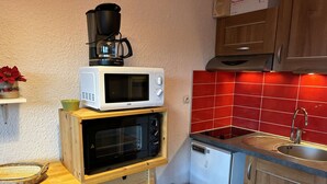 Coffee/tea maker, fridge, microwave, oven - Studio cabin at the foot of the slopes, 3 beds, parking (Auris)