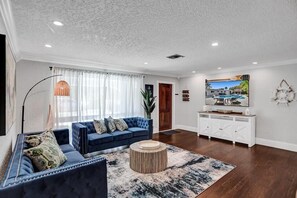 TV - 4 BR Beach Home Heated Pool Jacuzzi + Tiki TV Hut (Deerfield Beach)