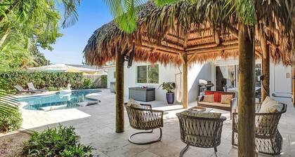 4 BR Beach Home Heated Pool Jacuzzi + Tiki TV Hut