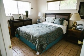 5 soverom, skrivebord, strykejern/-brett og reiseseng for barn