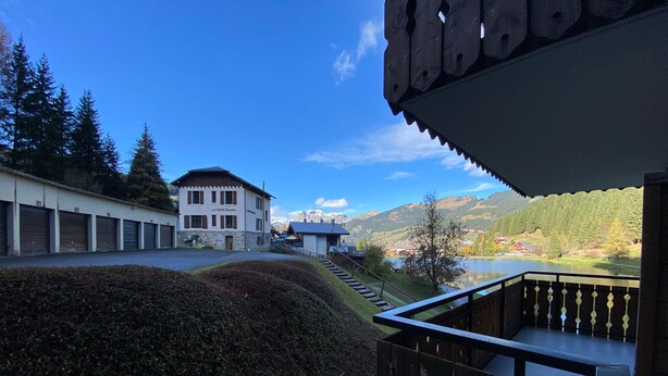 A hotel with a balcony overlooking a mountainous landscape and a lake. - Cozy studio near slopes with private parking (Châtel)