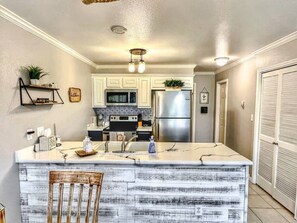 Fridge, microwave, stovetop, dishwasher - Deb's Retreat | Recently Updated |First Floor (New Braunfels)
