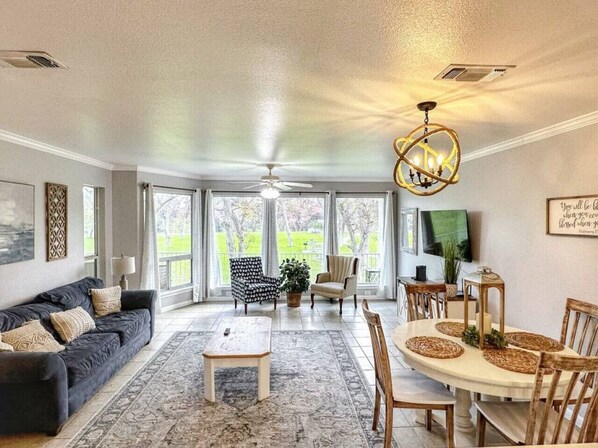 Living area - Deb's Retreat | Recently Updated |First Floor (New Braunfels)