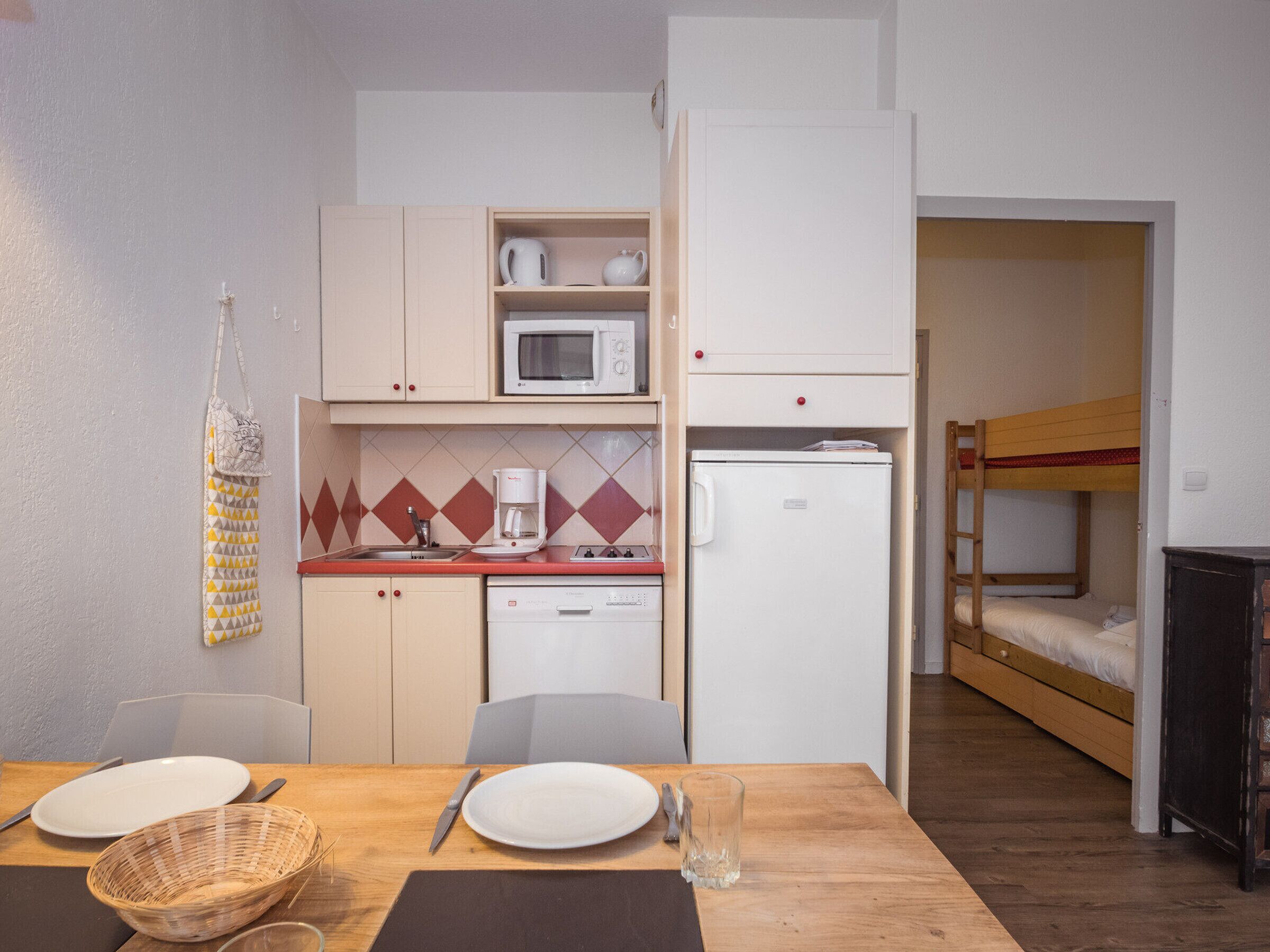 Fridge, microwave, stovetop, dishwasher