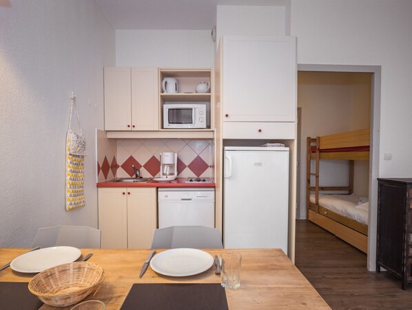 Kühlschrank, Mikrowelle, Herdplatte, Geschirrspüler