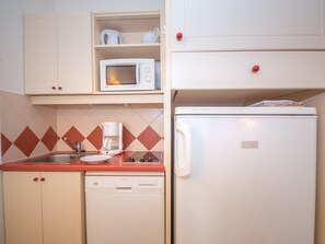 Fridge, microwave, stovetop, dishwasher - Studio in Chamonix - 4 ppl, near shops & ski-bus (Chamonix-Mont-Blanc)