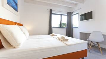 7 habitaciones, escritorio y tabla de planchar con plancha