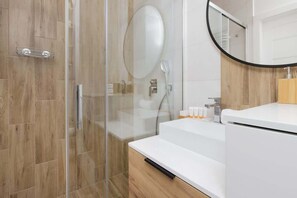 Shower, free toiletries, shampoo