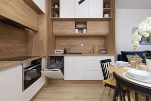 Frigorifero, microonde, forno, piano cottura
