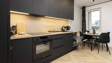 Fridge, oven, stovetop, dishwasher