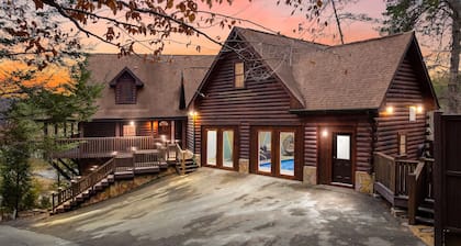 Luxury 8BR/5.5BA Cabin w/Indoor Pool, Arcade, & Theater! Perfect for Family Reunions!