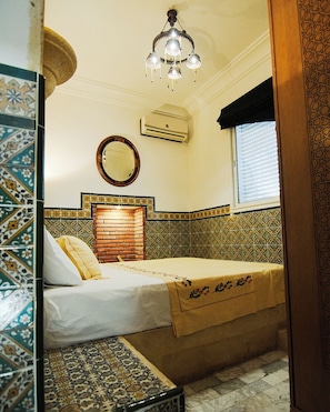 A room with a bed, a mirror, and a chandelier. - BIT LELLA: Ocean View (Mahdia)