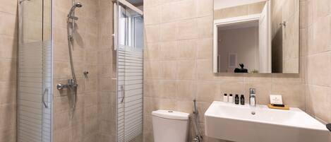 Appartement Familial | Salle de bain | Articles de toilette gratuits, sèche-cheveux, serviettes fournies