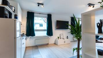 Réfrigérateur, micro-ondes, plaque de cuisson, cafetiÚre/bouilloire