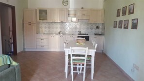 Refrigerador, microondas, placa de cocina, utensilios de cocina