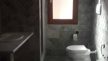 Douche, articles de toilette gratuits, sèche-cheveux