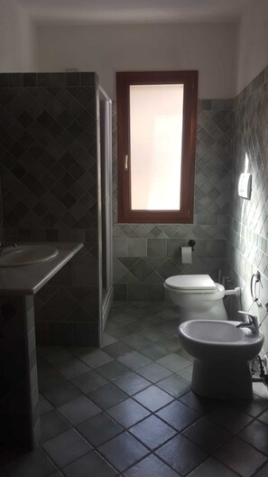 Ducha, artículos de tocador gratuitos, secador de pelo, toallas