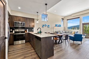 Fridge, microwave, oven, stovetop - The Inn & Out @ Altitude (Sun Peaks)