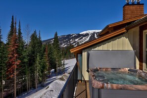 Outdoor spa tub - The Inn & Out @ Altitude (Sun Peaks)